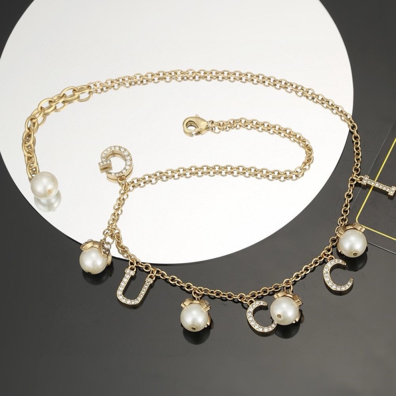 G*u*i necklaces